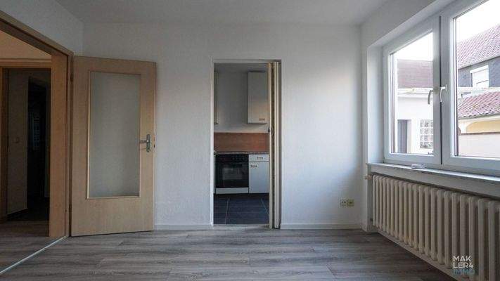 Wohnbereich mit Blick in die Küche