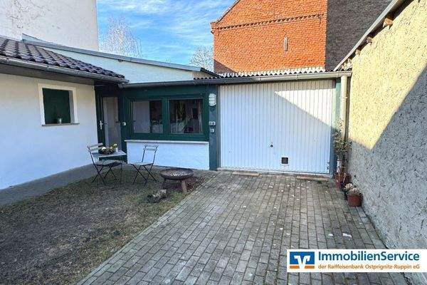 Nebengebäude mit Garage