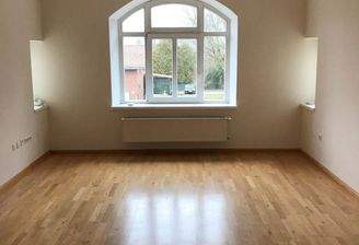 Wohnzimmer mit Bodenfenster