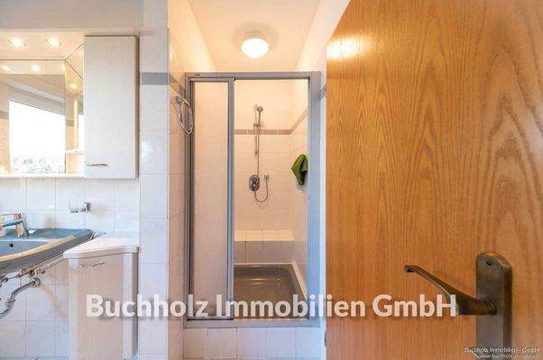 Badezimmer mit Dusche im Erdgeschoss