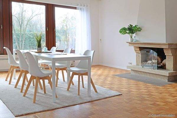 Wohn-Esszimmer mit Kamin