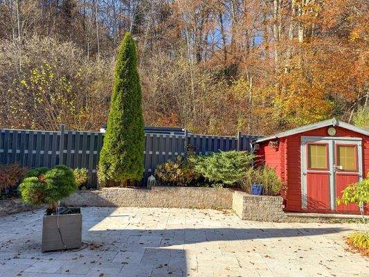 Terrasse mit Gartenhaus