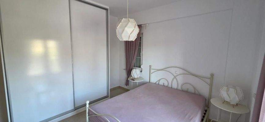 Kreta, Gouves: Gebäude mit 2 neuen und 5 renovierungsbedürftigen Wohnungen zu verkaufen