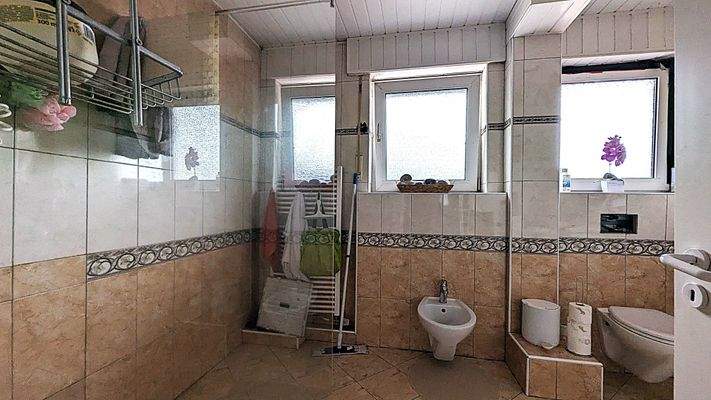 OG Bad mit Dusche, WC + Bidet