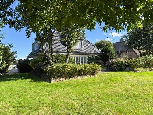 Toller Garten mit Baumbestand.jpg