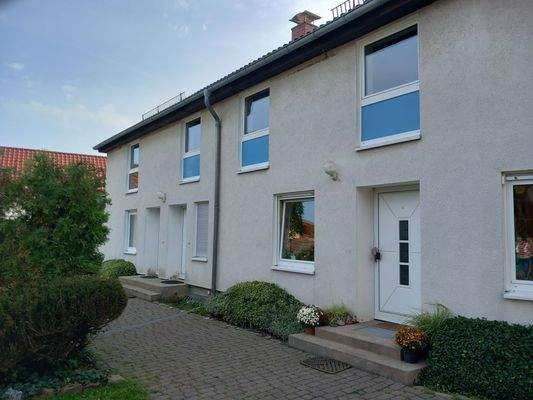 Front (Eingänge links ab Fallrohr)