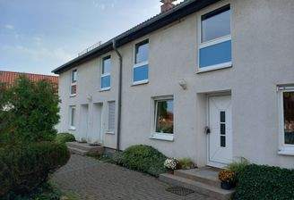 Front (Eingänge links ab Fallrohr)