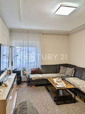 geräumiges helles Wohnzimmer