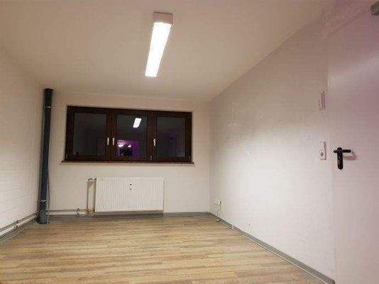 Achtung:  Separates Büro in Zwischenetage mit Bad