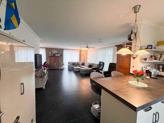 Blick von Küche ins Wohnzimmer