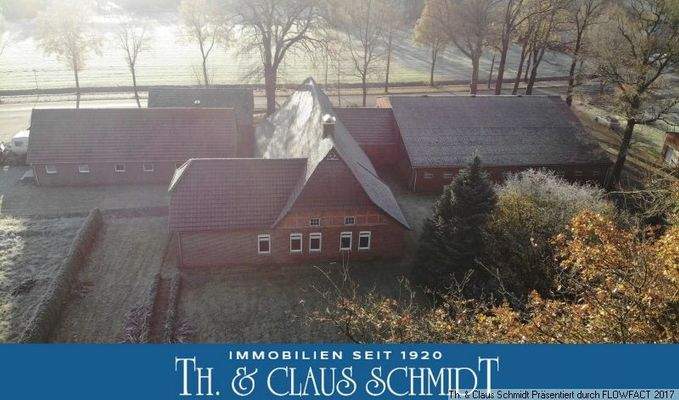 Ansicht Blick auf die Hofstelle mit dahinterliegendem Land