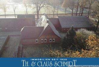 Ansicht Blick auf die Hofstelle mit dahinterliegendem Land