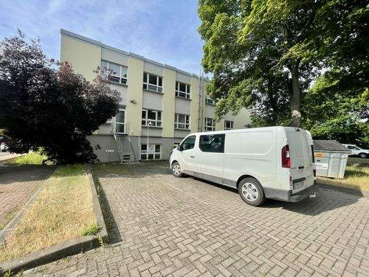 Rückansicht und Stellplätze 