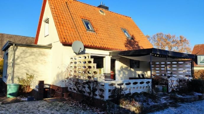 Kleines saniertes Einfamilienhaus mit Keller und Carport