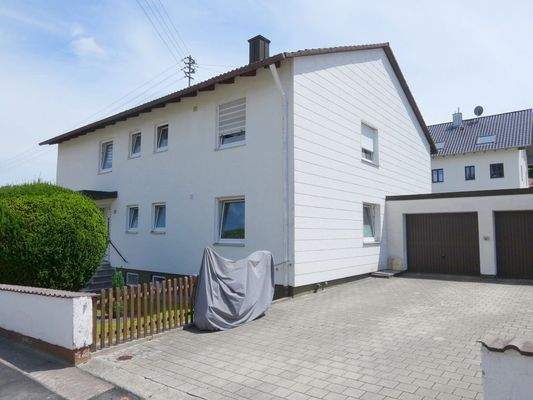 Hausansicht mit Garage