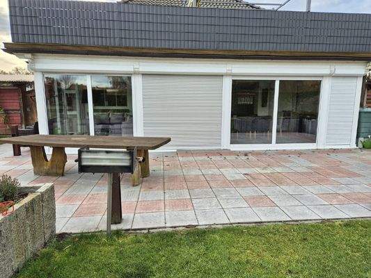 Blick auf die Terrasse und den Wintergarten