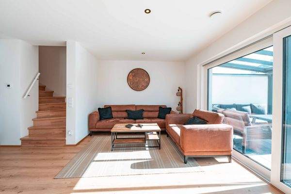 Wohnzimmer mit Terrassen-/Gartenzugang (EG)