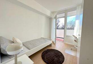 Helles WG-Zimmer mit Balkon