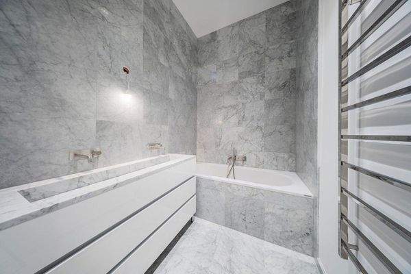 Badezimmer mit Badewanne 