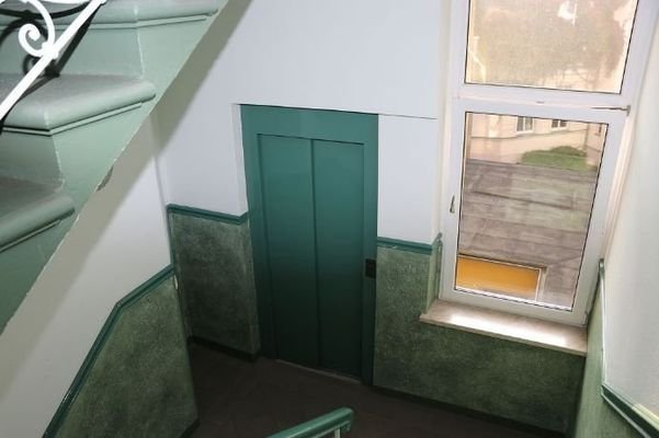 Hausflur mit Personenaufzug 