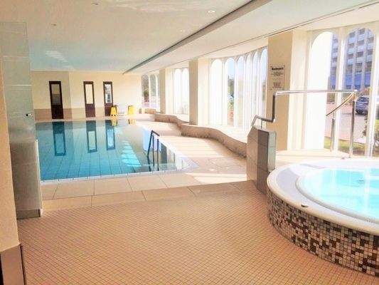 Schwimmbad mit Whirlpool