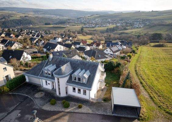 Luftaufnahme: Vorderansicht mit Ortsblick