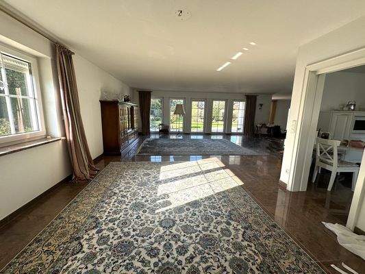 Esszimmerbereich mit Blick zum Wohnzimmer