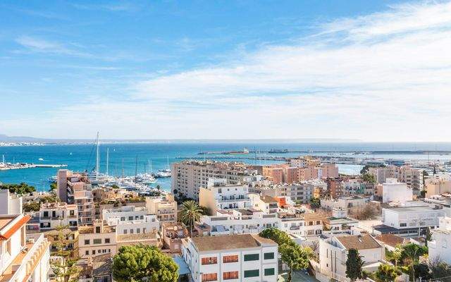 Modernes Stadthaus mit Weitblick und Terrasse in Palma