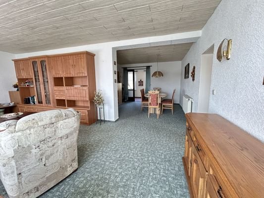 EG - Wohnzimmer m. Blick ins Essszimmer