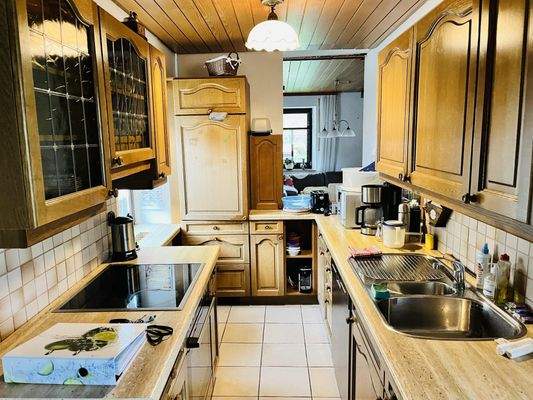 gepflegte Einbauküche inklusive