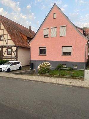 Aussenansicht Straße mit Garageneinfahrt