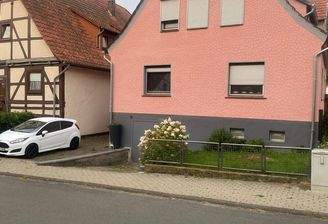 Aussenansicht Straße mit Garageneinfahrt