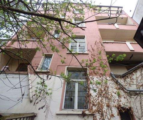 Gartenansicht mit Balkon