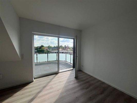 Wohn- und Essbereich mit Ausgang Balkon 