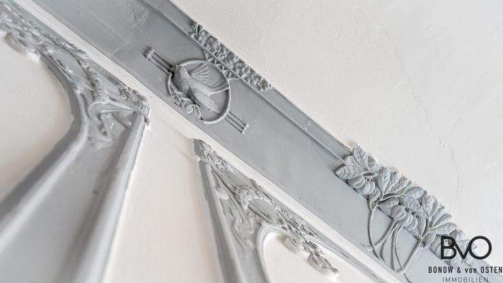 Stilvolle Stuckelemente unterstreichen den Altbaucharme