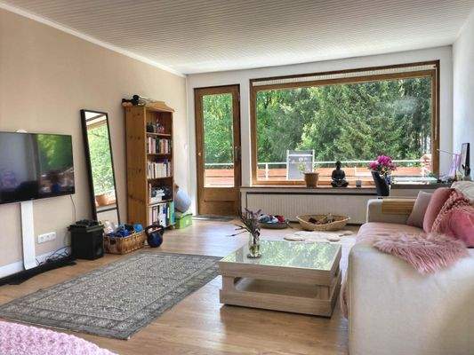 lichtdurchflutet durch große Fensterflächen