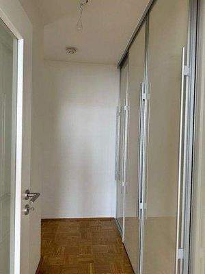 Flur mit Einbauschrank