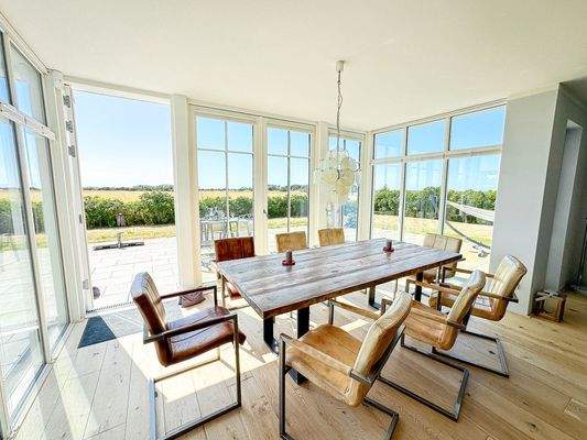 Übergang zwischen Wohnraum und Terrasse barrierearm gestaltet