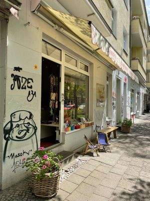 geschäftsstraße um die Ecke