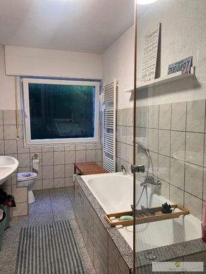 Tageslicht-Dusch-Wannen-Bad im Erdgeschoss