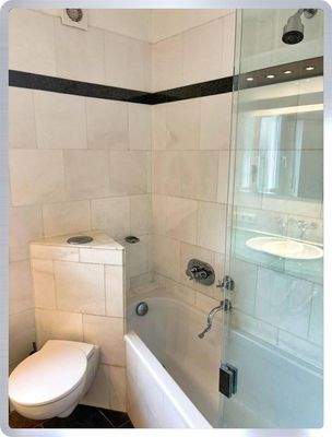 Modernes Bad m. Fenster