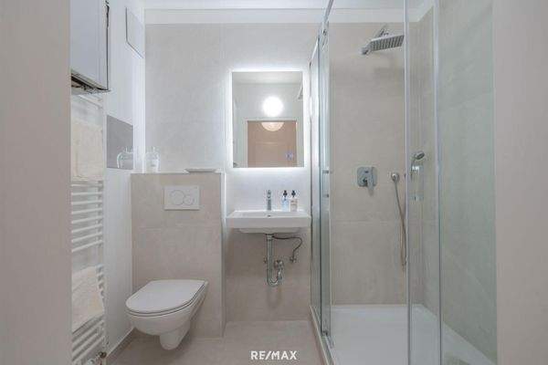 Badezimmer mit Dusche und Waschtisch