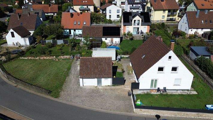 Baugrundstück in Kist neben Zweifamilienhaus