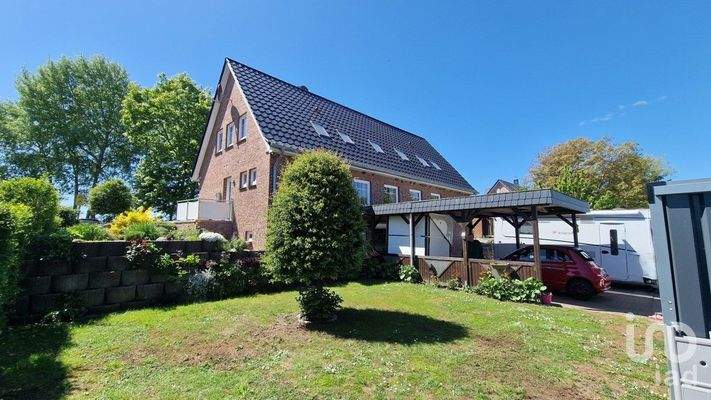 Rückansicht mit Carport 1