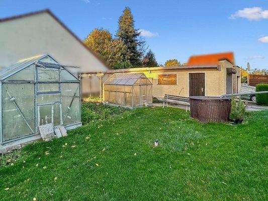 Gewächshäuser und Garage