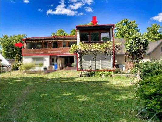 vom Garten hinüber zur Rückseite des Hauses