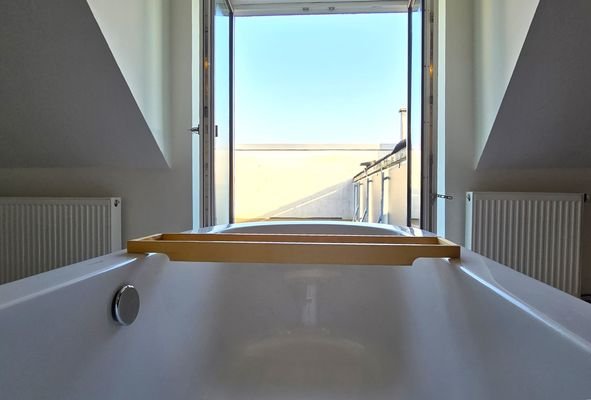 Badewanne mit Blick zur Terrasse
