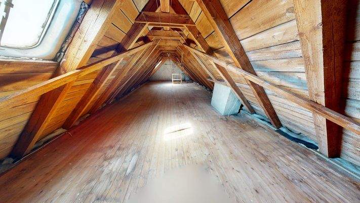 Dachboden - einfach riesig - volle Stehhöhe und nusstrocken