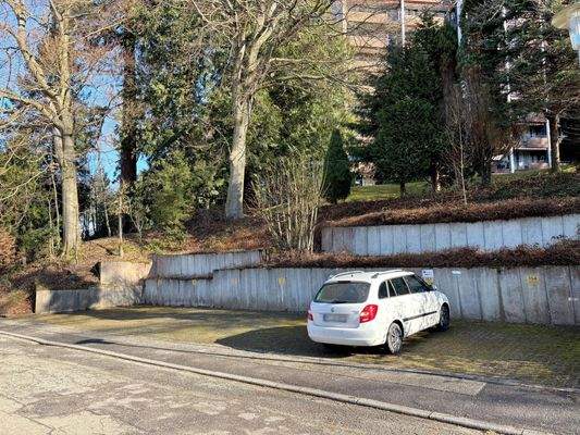 Stellplatz für Ihr Auto unterhalb des Hauses an der Straße gelegen