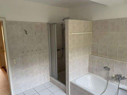 Bad mit Dusche, erstes OG